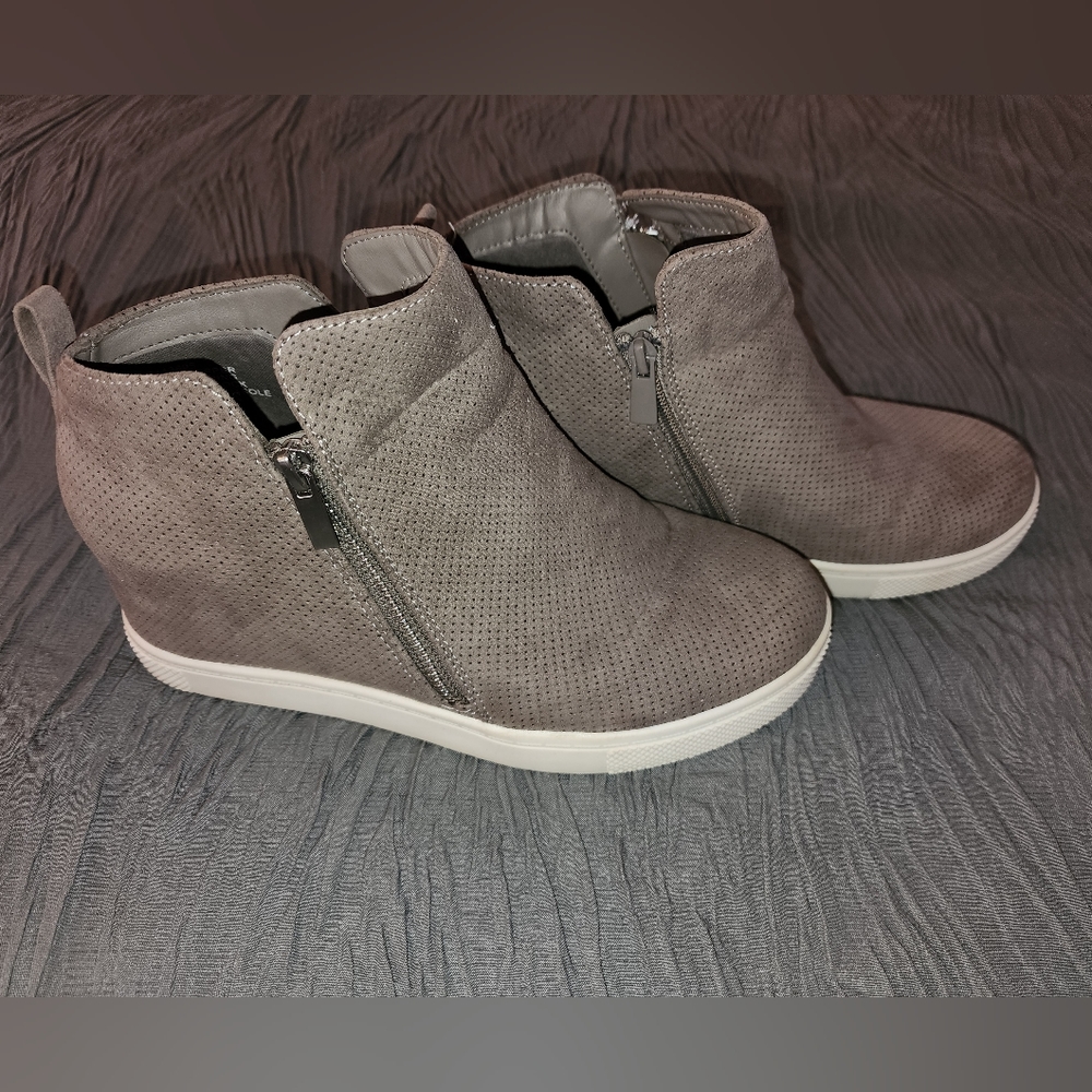 Torrid Size 10.5W Wedge Sneaker